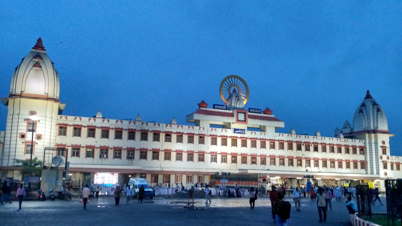 Stays near Cantonment, Varanasi