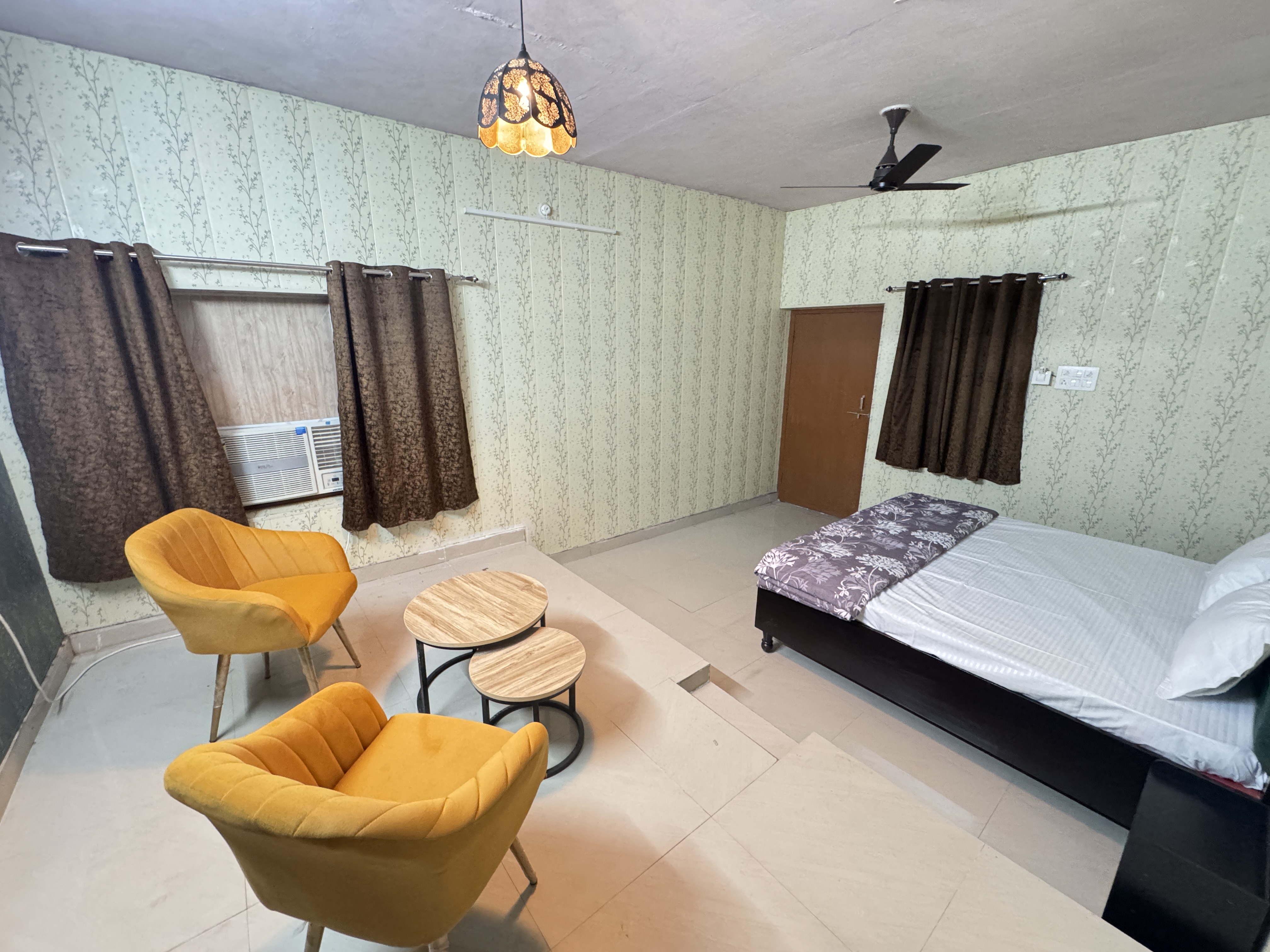 Single · Devashish Homestay in S-24/4a, mahavir mandir infront of sub post office ordely bazaar pincode 221002